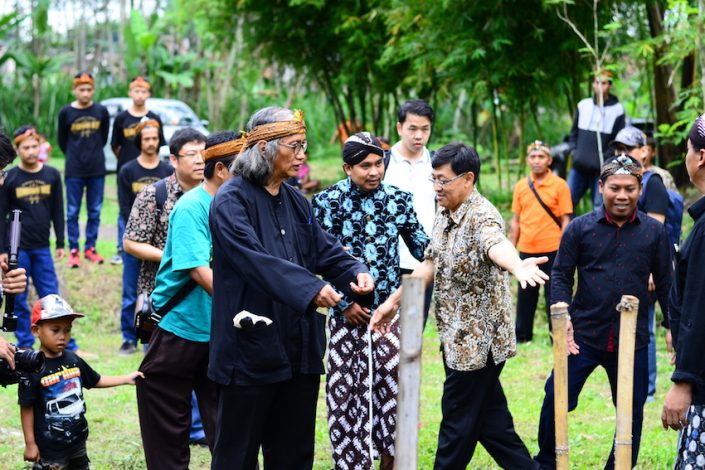 Acara Peletakkan Batu Pertama Busat Kebudayaan Swadaya Masyarakat Desa Wisata Salam Magelang oleh Romo Mudji Sutrisno dan William Khwan