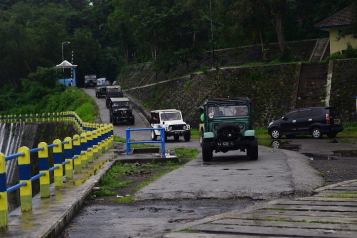 Arak-Arakkan Jeep Kuno Menuju Lokasi Workshop