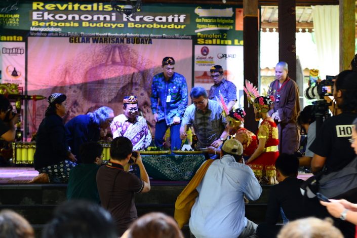 Berbagi Tumpeng oleh Pak Anis selaku Tuan Rumah dan Ketua Pesona Magelang