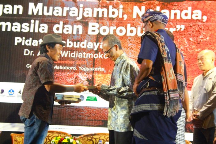 Penyerahan Buku Gerbang Agama Nusantara oleh Penerbit Komunitas Bambu JJ Rizal Kepada Dr Charles Beraf dan Dr Mikael Keraf serta Prof Dr Sumarsam