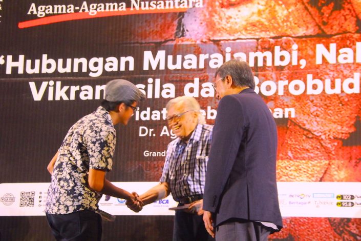 Penyerahan Buku Lakon Hidup Sang Penerang oleh Stanley Khu kepada Salim Lee dan Prof Dr Noerhadi Magetsari