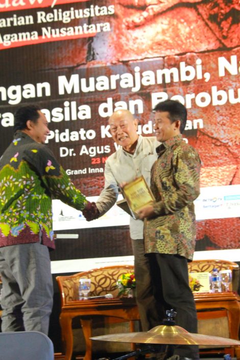 Penyerahan Buku Nabi Nabi Nusantara oleh Al Makin kepada Halim HD dan Prof Dr Oman Faturrahman
