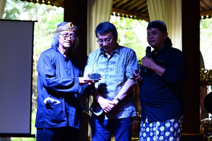 Penyerahan Souvenir Hasil Kerajinan Pelaku Ekonomi Kreatif Desa Wisata Salam Magelang