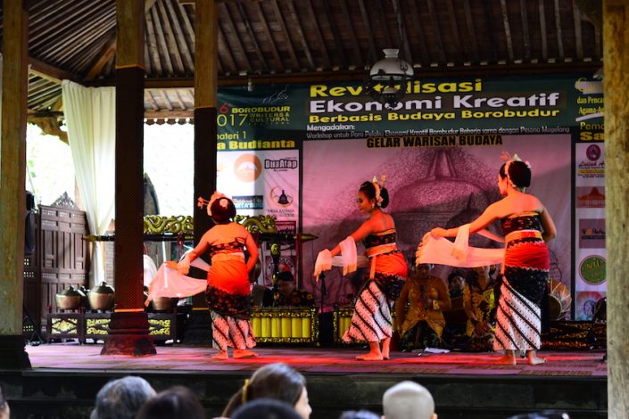 Pertunjukan Tari oleh Tim Kesenian Desa Wisata Salam Magelang