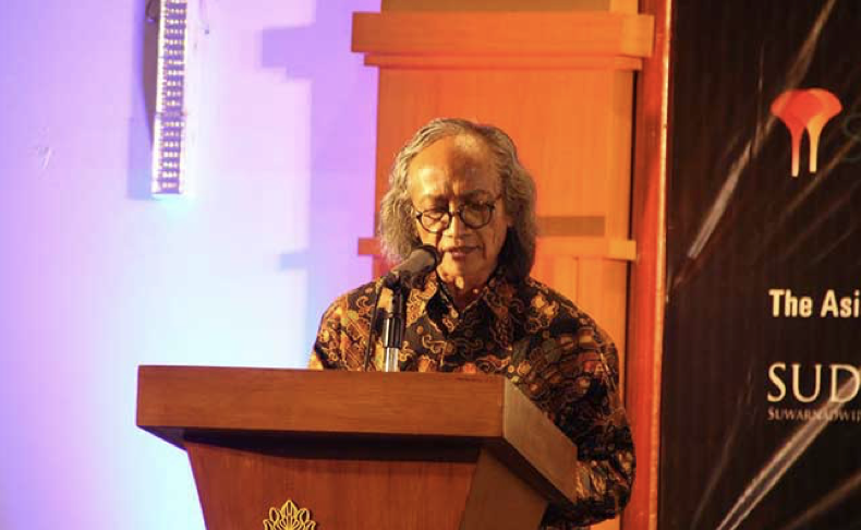 Romo Mudji membacakan pidato kebudayaan. (Foto: Ngasiran)