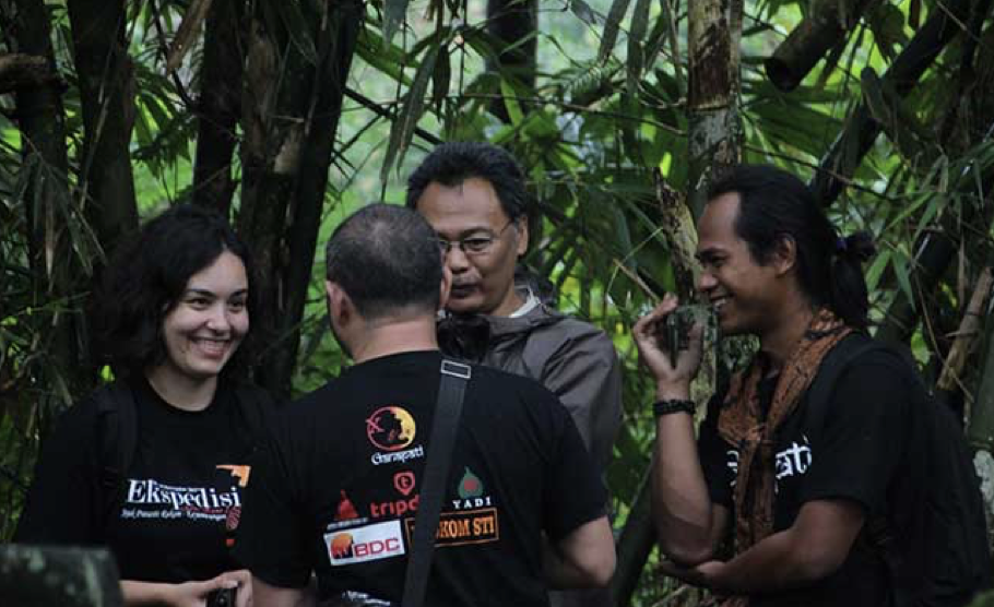 Goenawan A. Sambodo (berkacamata)