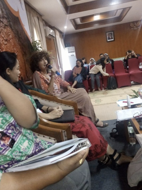 Laura Romano (memegang mik) saat menyampaikan pengalamannya sebagai spiritualis Sumarah. (Foto: T-Kh)