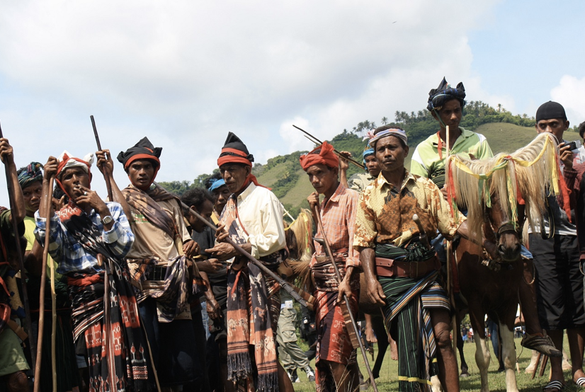 Pasola, salah satu dari serangkaian upacara tradisional orang Marapu, Sumba, Nusa Tenggara Timur. Foto: Dokumen Keuskupan Weetebula.
