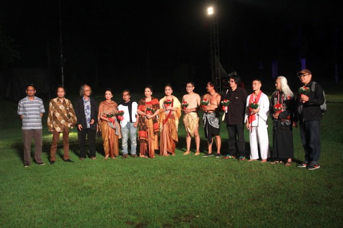 Foto Bersama Setelah Pemberian Bunga