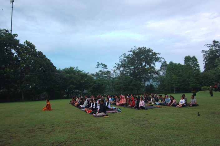 Instruktur Meditasi Tanggal 24 Nov adalah Bhikkhu Santachitto