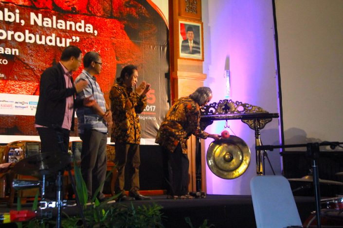 Pemukulan Gong Pembukaan BWCF 2017 oleh Romo Mudji Sutrisno