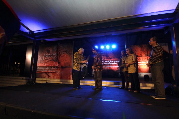 Penyerahan Sang Hyang Kamahanikan Award oleh Bapak Yusuf Susilo Hartono kepada Prof Dr Noerhadi Magetsari