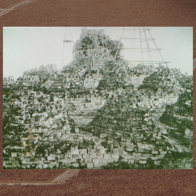 Kondisi candi Borobudur sebelum Theodoor van Erp melakukan pemugaran.