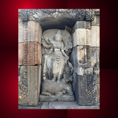 Relief Batari Durga di Candi Kedulan, Jawa Tengah. Durga digambarkan sebaga perempuan mulia yang memiliki kesaktian sepuluh dewa.